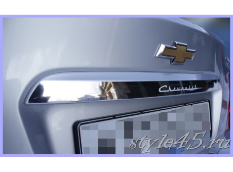 Наклейка на пластиковую вставку багажника Chevrolet Aveo